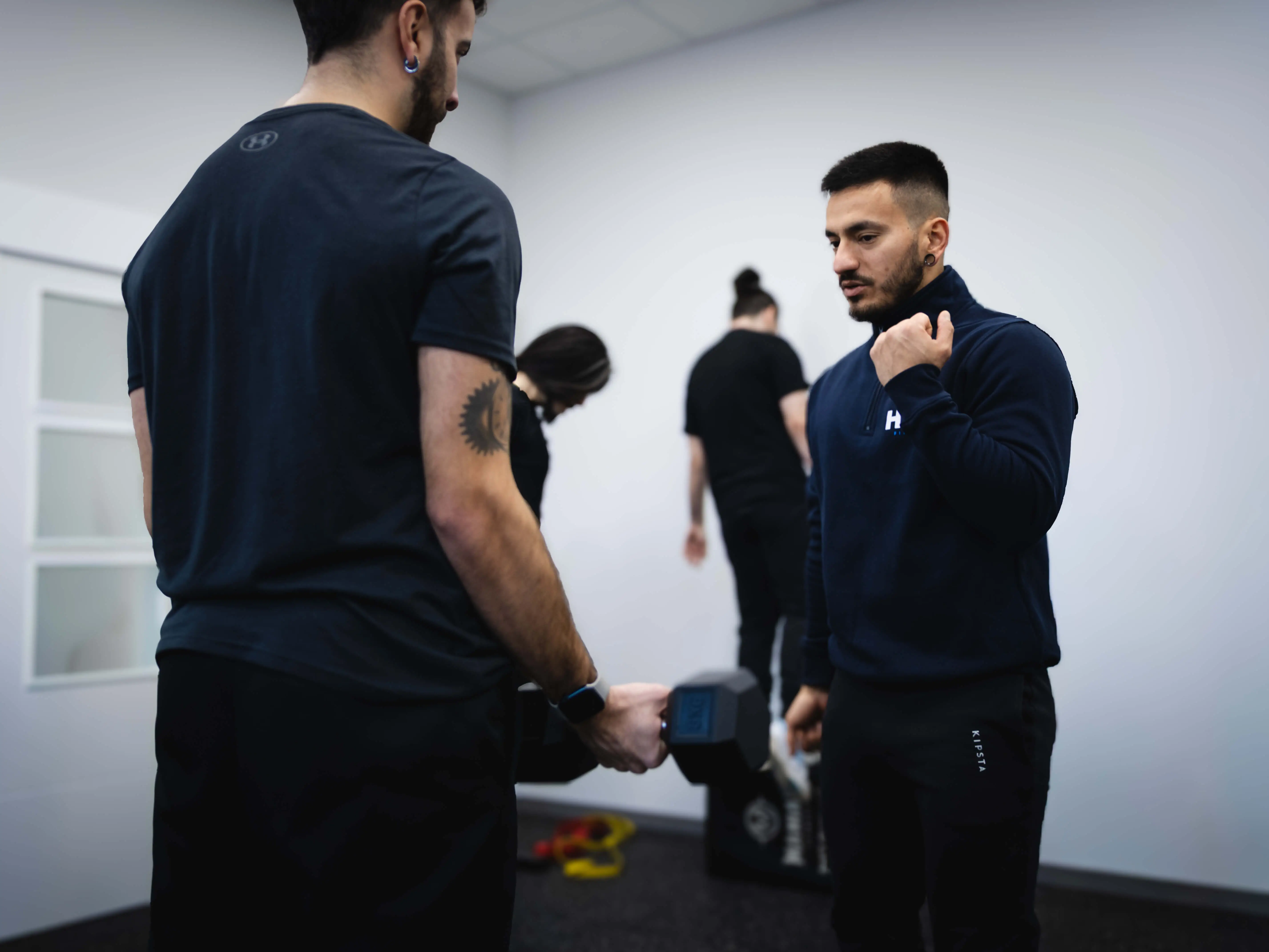 Entrenador personal en el gimnasio